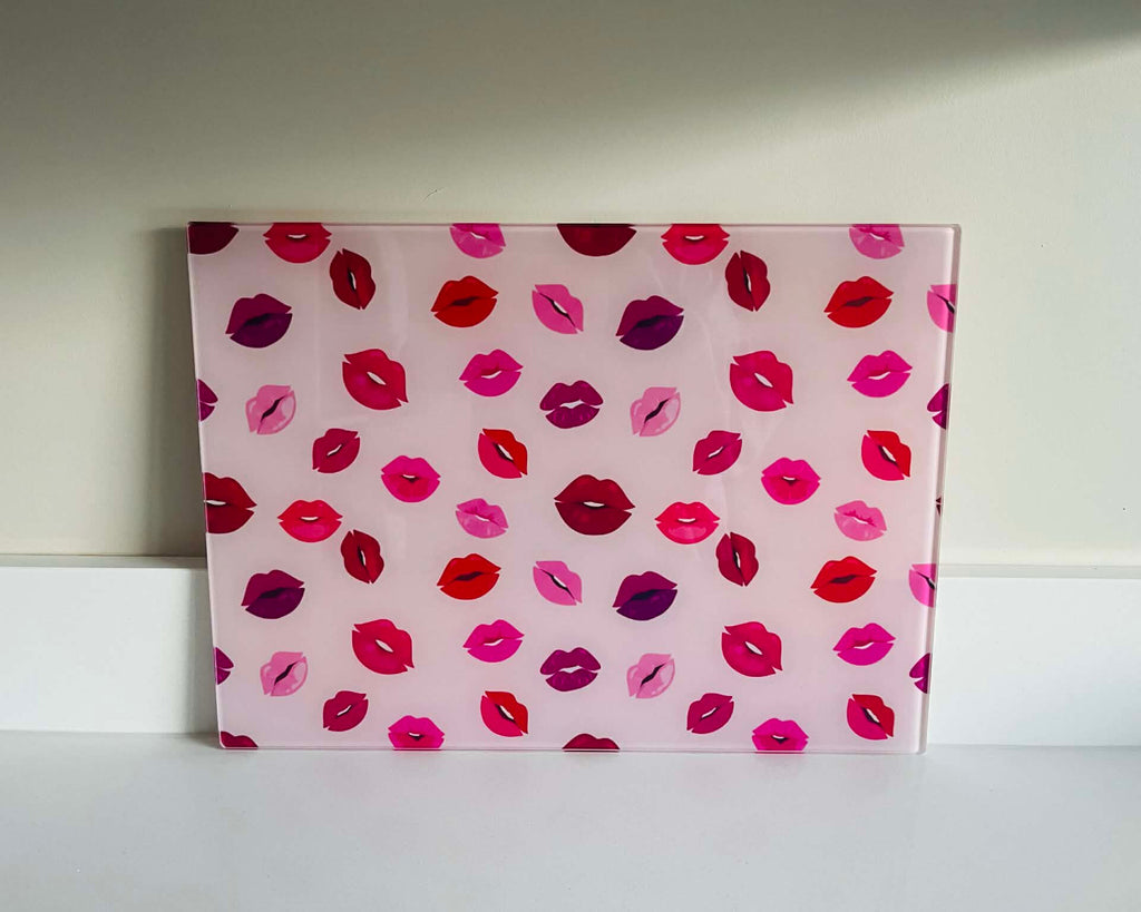 Kiss & Tell – Pink Lips Glass Chopping Board