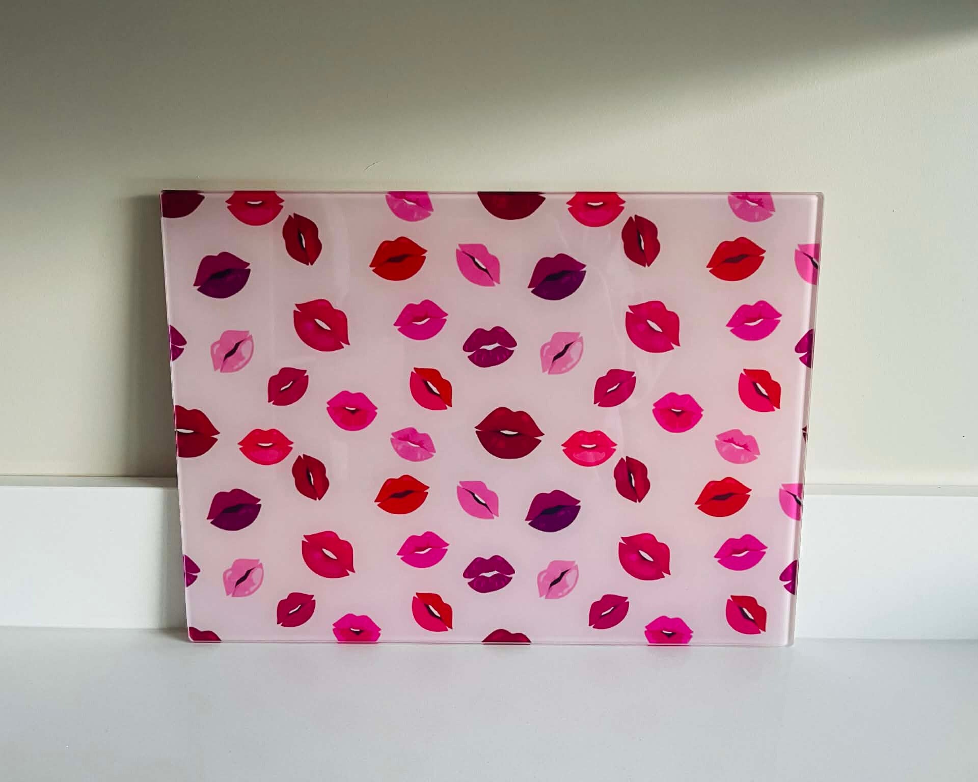 Kiss & Tell – Pink Lips Glass Chopping Board